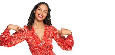 Yazlık elbise giyen, kendine güveni olan, kendini gururlu ve mutlu gösteren genç Afrikalı Amerikalı kız.. 