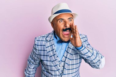 Klasik ve zarif moda tarzıyla bıyıklı olgun bir Orta Doğulu adam el ele tutuşarak bağırıyor ve bağırıyor. iletişim konsepti. 