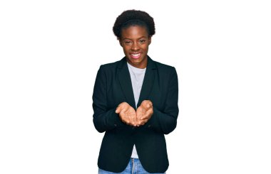İş kıyafetleri giymiş, elleri avuçlarında gülümseyen, el hareketi yapan Afro-Amerikalı genç bir kız. Bekleme ve koruma 