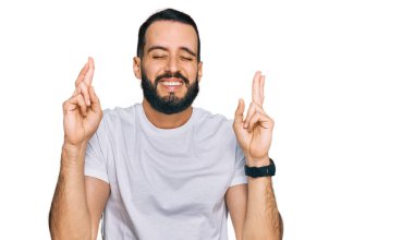 Sakallı, sıradan beyaz tişörtlü genç adam umut ve gözlerin kapalı bir şekilde gülümseyerek bana işaret etti. Şans ve batıl inançlar. 