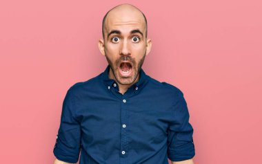 Gündelik kıyafetler giyen genç İspanyol adam şaşkınlık ve şaşkınlık dolu bir ifade, korku ve heyecanlı bir yüz ifadesiyle şoka uğramış ve korkmuştu.. 