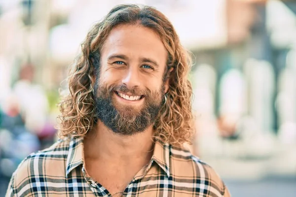 Joven Hombre Caucásico Con Pelo Largo Sonriendo Feliz Ciudad — Foto de Stock