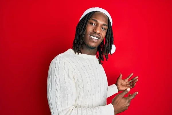Africano Americano Com Tranças Vestindo Chapéu Natal Convidando Para Entrar — Fotografia de Stock