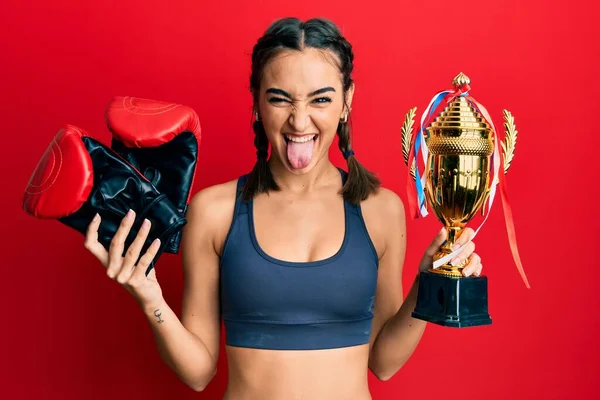 Jeune Fille Brune Tenant Des Gants Boxer Trophée Collant Langue — Photo