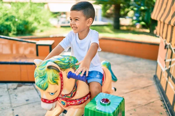 Förtjusande Latinamerikansk Pojke Leende Glad Leende Parken — Stockfoto