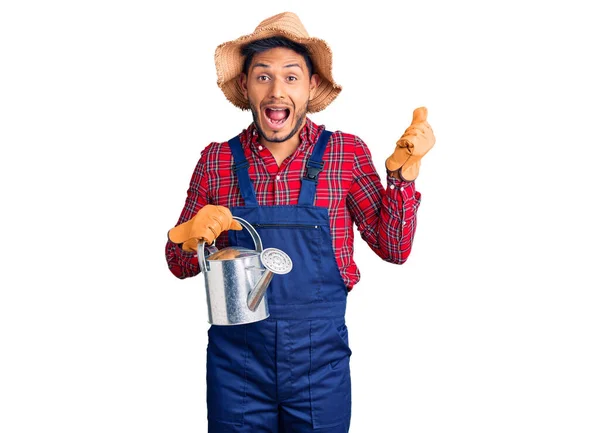 Guapo Joven Latinoamericano Sosteniendo Teléfono Vintage Gritando Orgulloso Celebrando Victoria — Foto de Stock