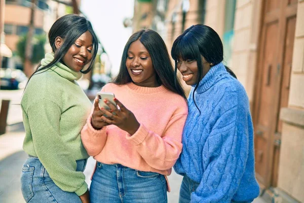 Drie Afrikaanse Amerikaanse Vrienden Glimlachen Gelukkig Met Behulp Van Smartphone — Stockfoto