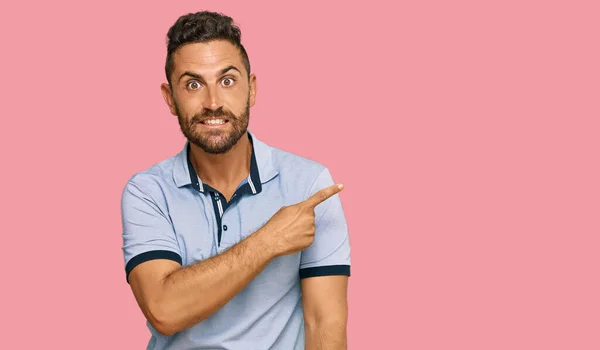 Hombre Guapo Con Barba Vistiendo Ropa Casual Señalando Lado Preocupado — Foto de Stock