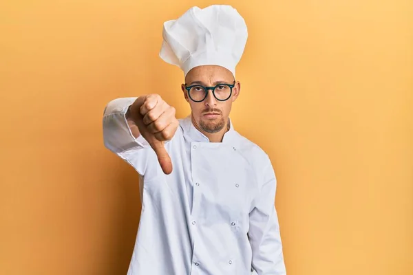 Φαλακρός Άντρας Γενειάδα Που Φοράει Επαγγελματική Στολή Μάγειρας Που Δείχνει — Φωτογραφία Αρχείου