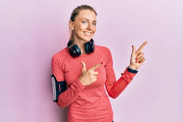 Beautiful Caucasian Woman Wearing Sportswear Arm Band Smiling Looking Camera — Stock Photo, Image