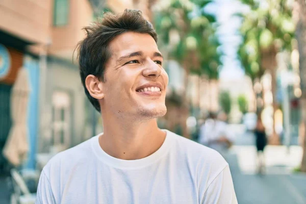 Jovem Caucasiano Sorrindo Feliz Cidade — Fotografia de Stock