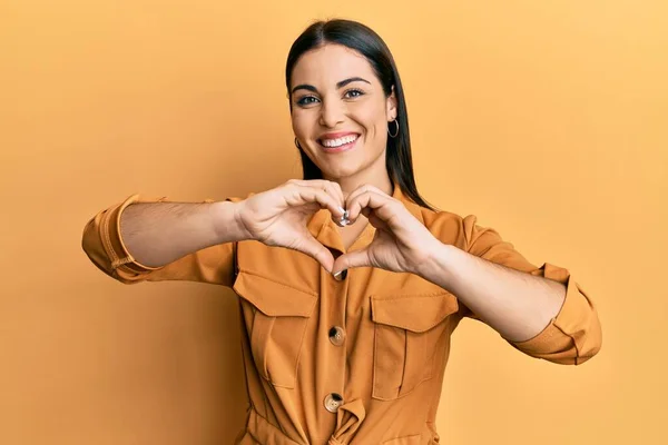 Młoda Brunetka Kobieta Ubraniu Casual Uśmiecha Się Miłości Pokazując Symbol — Zdjęcie stockowe