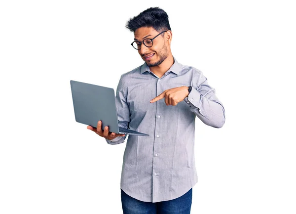 Hezký Latinskoamerický Mladý Muž Pracující Pomocí Počítače Notebook Usměvavý Šťastný — Stock fotografie