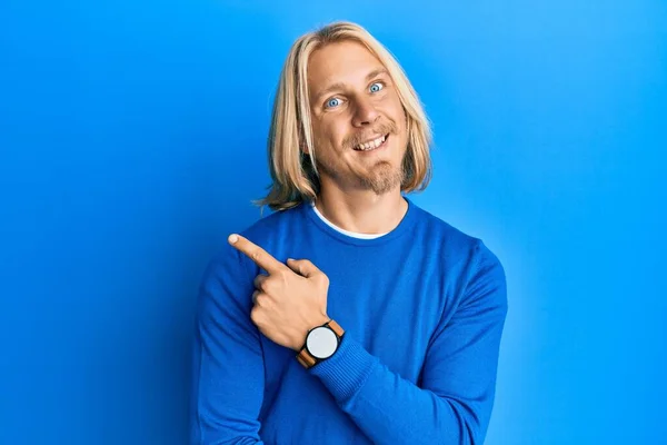 Caucasian Young Man Long Hair Wearing Casual Clothes Smiling Cheerful — Stock Fotó