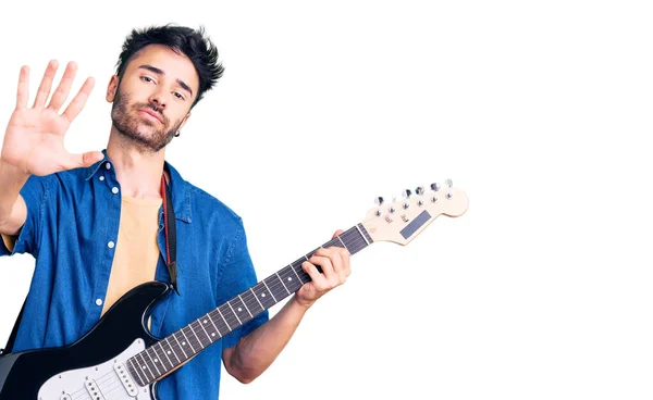 Jeune Homme Hispanique Jouant Guitare Électrique Main Ouverte Faisant Stop — Photo