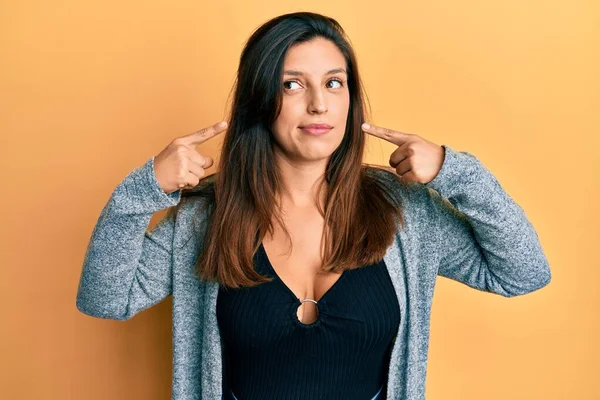 Vacker Latinamerikansk Kvinna Som Pekar Munnen Med Fingrarna Leende Blickande — Stockfoto