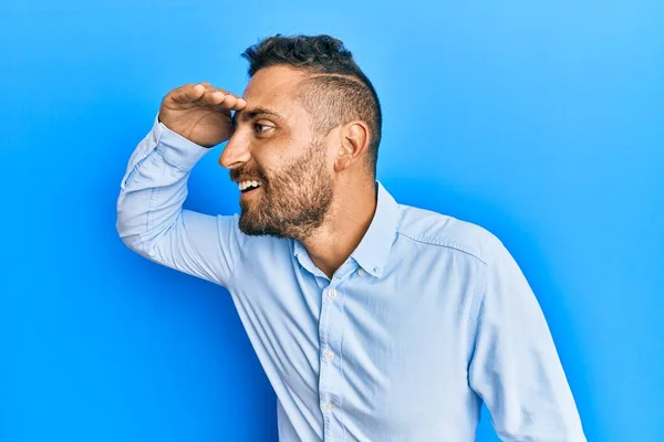 Knappe Man Met Baard Draagt Casual Kleding Erg Blij Glimlachend — Stockfoto