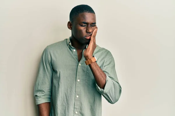 Jeune Homme Afro Américain Portant Des Vêtements Décontractés Touchant Bouche — Photo