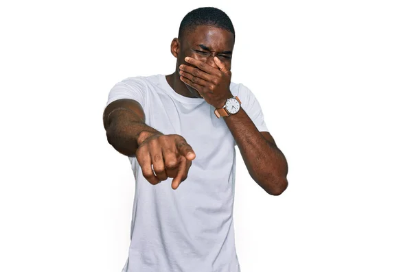 Fiatal Afro Amerikai Férfi Alkalmi Fehér Pólóban Nevetett Rajtad Ujjal — Stock Fotó