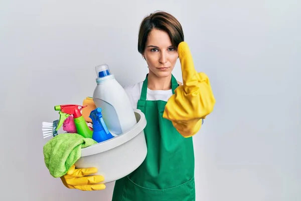 Young Brunette Woman Short Hair Wearing Apron Holding Cleaning Products — Fotografia de Stock