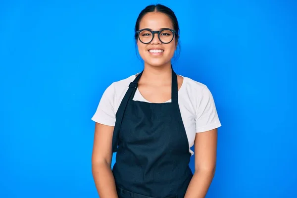 Young Beautiful Asian Girl Wearing Professional Apron Looking Positive Happy — 스톡 사진