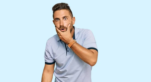 Hombre Guapo Con Barba Vistiendo Ropa Casual Que Fascinado Con — Foto de Stock