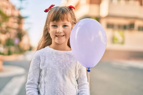 Adorable Caucasien Enfant Fille Souriant Heureux Jouer Avec Ballon Ville — Photo