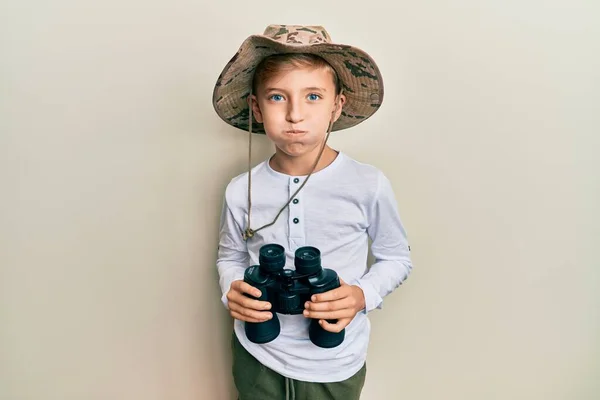 Kaşif Şapkası Takan Beyaz Çocuk Elinde Dürbünle Komik Suratını Şişiriyor — Stok fotoğraf