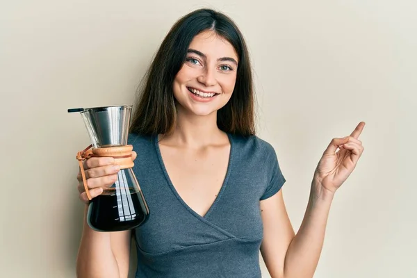 Young Caucasian Woman Holding Coffee Maker Filter Smiling Happy Pointing — 스톡 사진
