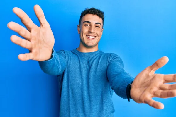 Jovem Hispânico Vestindo Camisola Inverno Casual Olhando Para Câmera Sorrindo — Fotografia de Stock