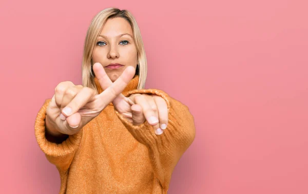 Middelbare Leeftijd Blanke Vrouw Dragen Casual Winter Trui Afwijzing Expressie — Stockfoto