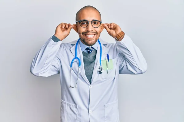 Homme Adulte Hispanique Portant Uniforme Médecin Stéthoscope Souriant Tirant Les — Photo