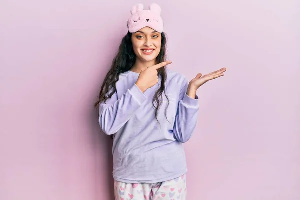 Hermosa Mujer Oriente Medio Con Máscara Sueño Pijama Sorprendida Sonriendo —  Fotos de Stock