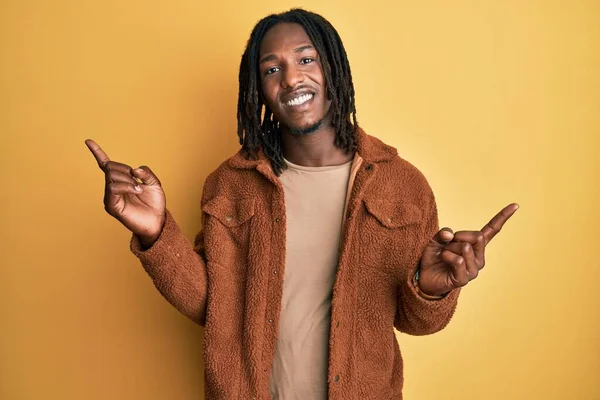 Hombre Afroamericano Con Trenzas Con Chaqueta Retro Marrón Sonriendo Confiado —  Fotos de Stock