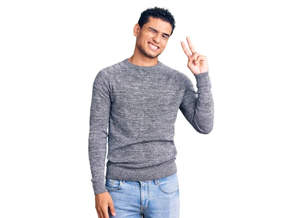 Латиноамериканец Красивый Молодой Человек Обычном Свитере Улыбается Счастливым Лицом Подмигивая — стоковое фото
