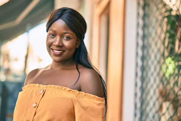 Giovane Donna Afroamericana Sorridente Felice Piedi Alla Città — Foto Stock