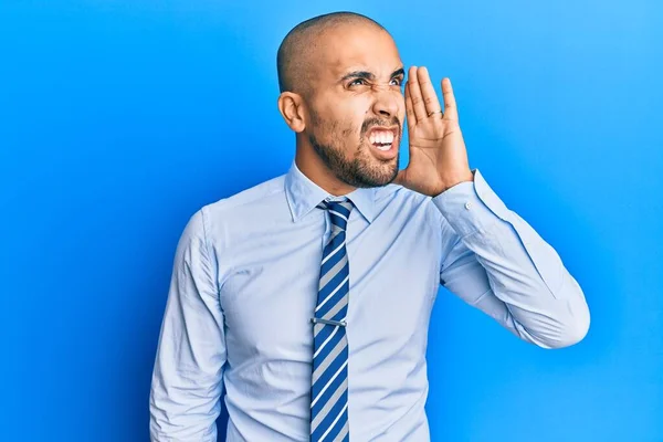 Hombre Adulto Hispano Con Camisa Negocios Corbata Gritando Gritando Fuerte — Foto de Stock