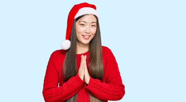 Giovane Donna Cinese Indossa Cappello Natale Pregando Con Mani Insieme — Foto Stock