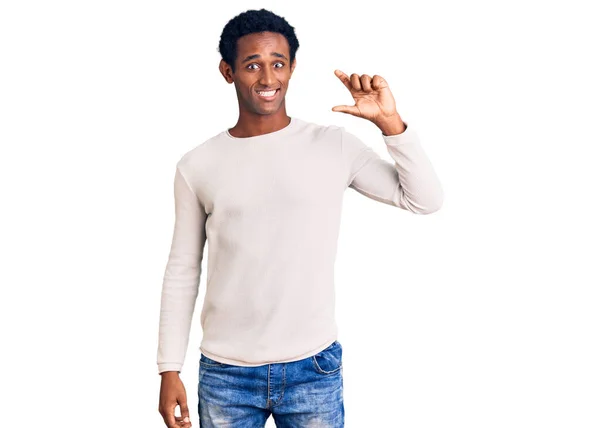 Homem Bonito Africano Vestindo Camisola Inverno Casual Sorrindo Gestos Confiantes — Fotografia de Stock