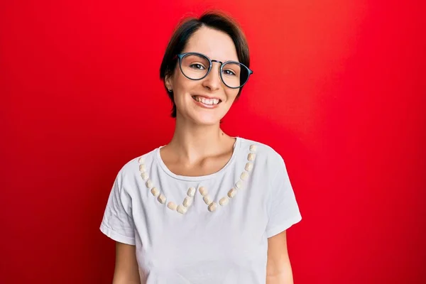 Młoda Brunetka Krótkimi Włosami Luźnych Ubraniach Okularach Szczęśliwym Chłodnym Uśmiechem — Zdjęcie stockowe