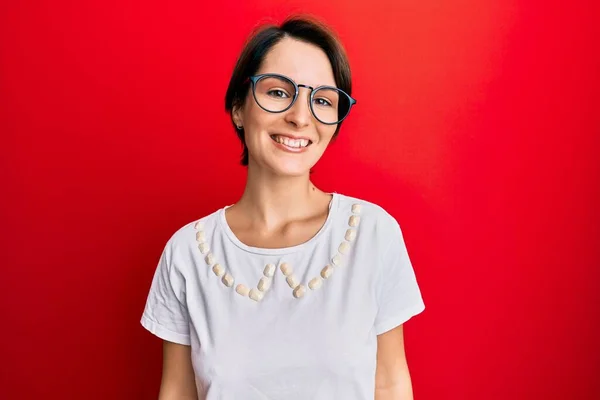 Mujer Morena Joven Con Pelo Corto Con Ropa Casual Gafas — Foto de Stock