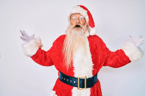 Staruszek Siwymi Włosami Długą Brodą Kostiumie Świętego Mikołaja Świętującym Zwycięstwo — Zdjęcie stockowe