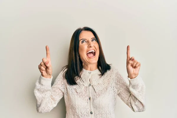 Middelbare Leeftijd Brunette Vrouw Wijzen Met Vingers Boos Gek Geschreeuw — Stockfoto