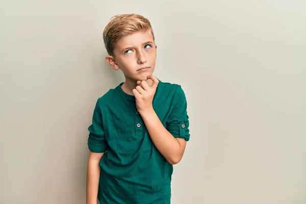 Kleiner Kaukasischer Junge Lässiger Kleidung Der Konzentriert Mit Dem Finger — Stockfoto
