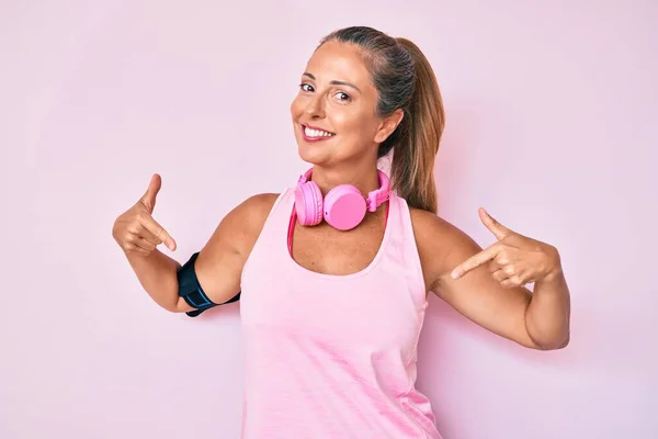Hiszpanka Średnim Wieku Ubrana Strój Gimnastyczny Używająca Słuchawek Uśmiechem Twarzy — Zdjęcie stockowe