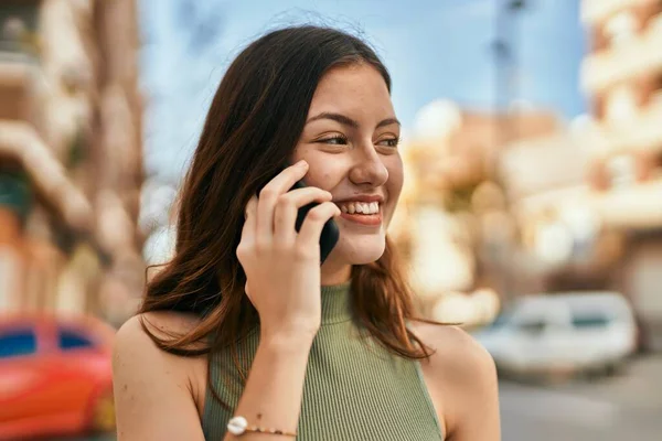 若いです白人の女の子笑顔幸せな話上のスマートフォンで市内 — ストック写真