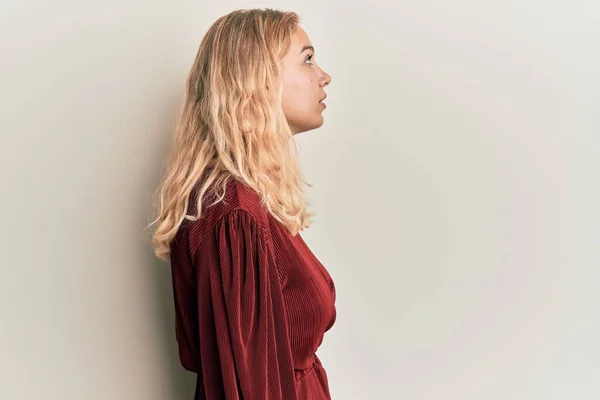 Ung Blond Flicka Bär Casual Kläder Ser Sidan Slappna Profil — Stockfoto