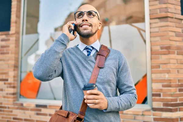 Jovem Empresário Afro Americano Conversando Smartphone Bebendo Tirar Café Cidade — Fotografia de Stock