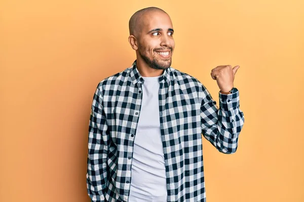 Homem Adulto Hispânico Vestindo Roupas Casuais Apontando Polegar Para Lado — Fotografia de Stock