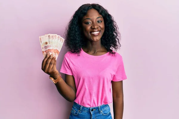 Krásná Africká Mladá Žena Drží Kolumbijských Pesos Bankovky Vypadají Pozitivně — Stock fotografie